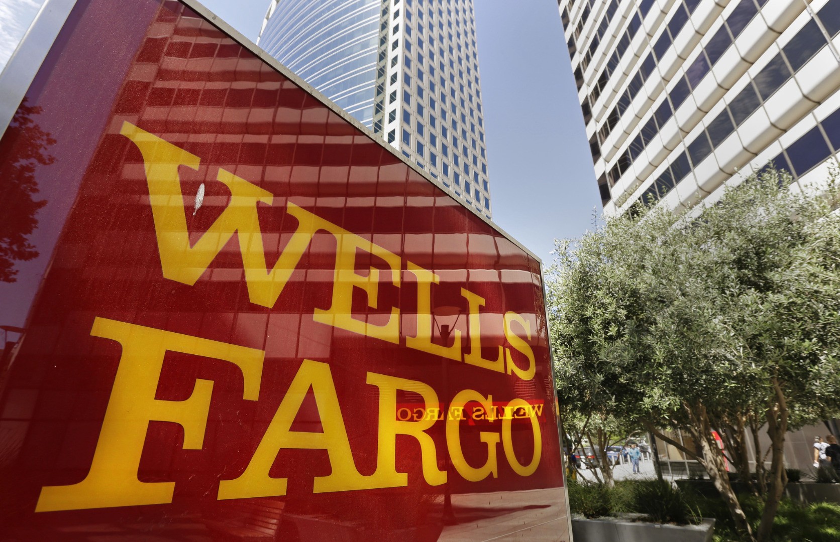 1480587178la-fi-protect-yourself-from-bank-fraud-wells-fargo-20150505.jpg