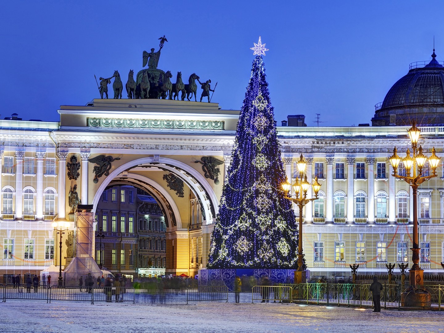 1481606492st-petersburg-christmas-tree-GettyImages-504375206.jpg