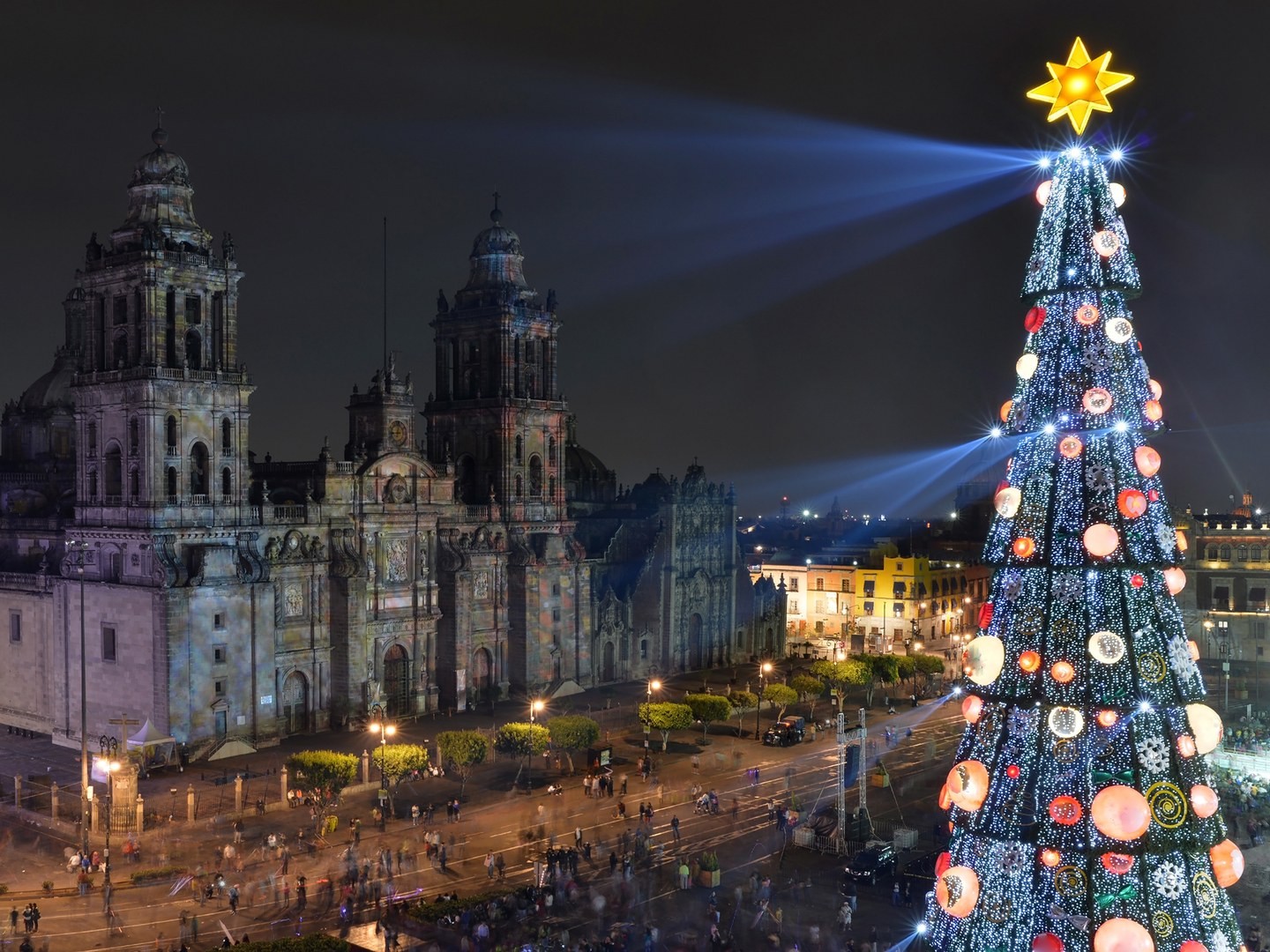 1481606573mexico-city-christmas-tree-GettyImages-501970888.jpg