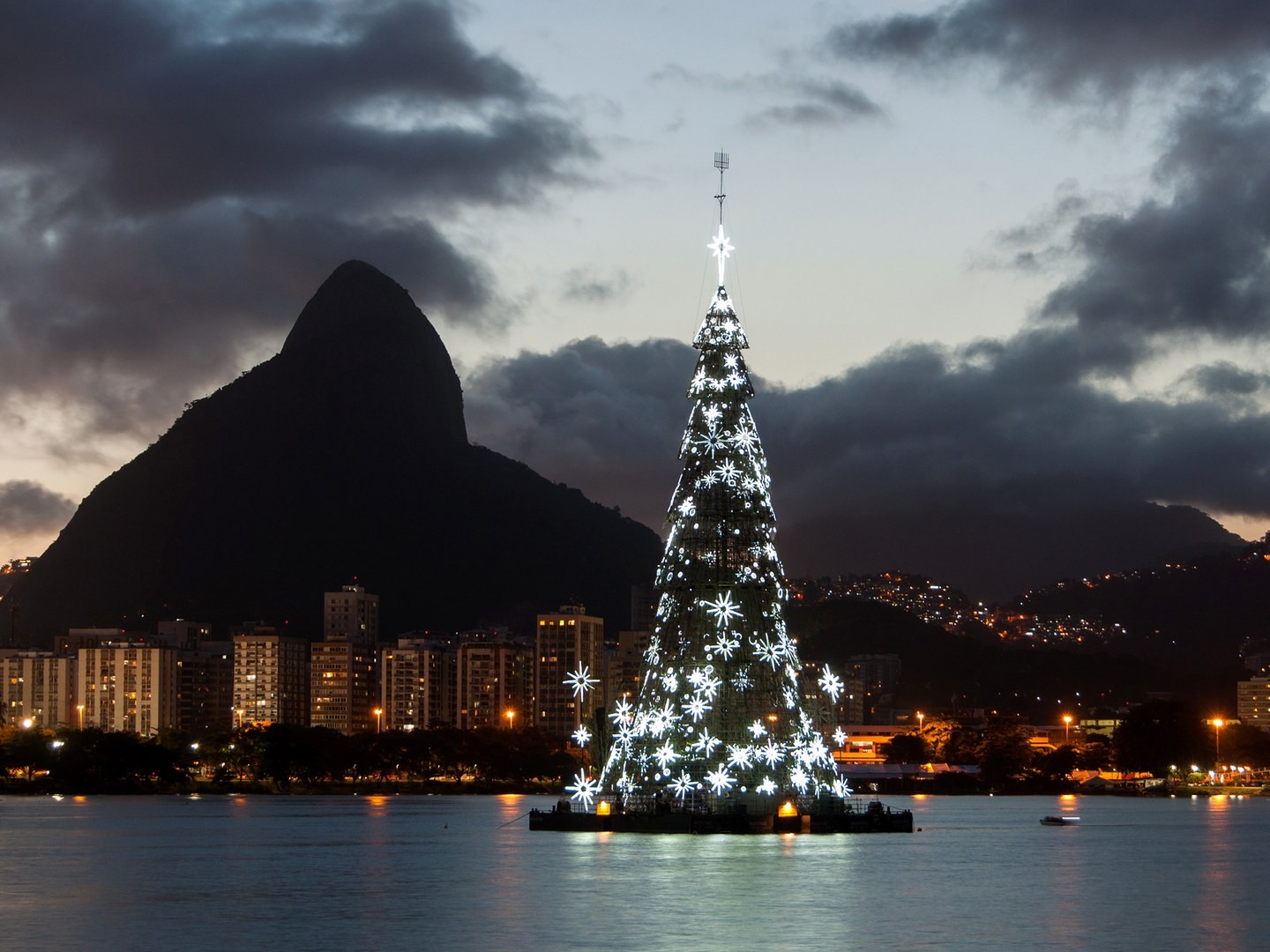 1481606744rio-de-janeiro-christmas-tree-GettyImages-516265298.jpg