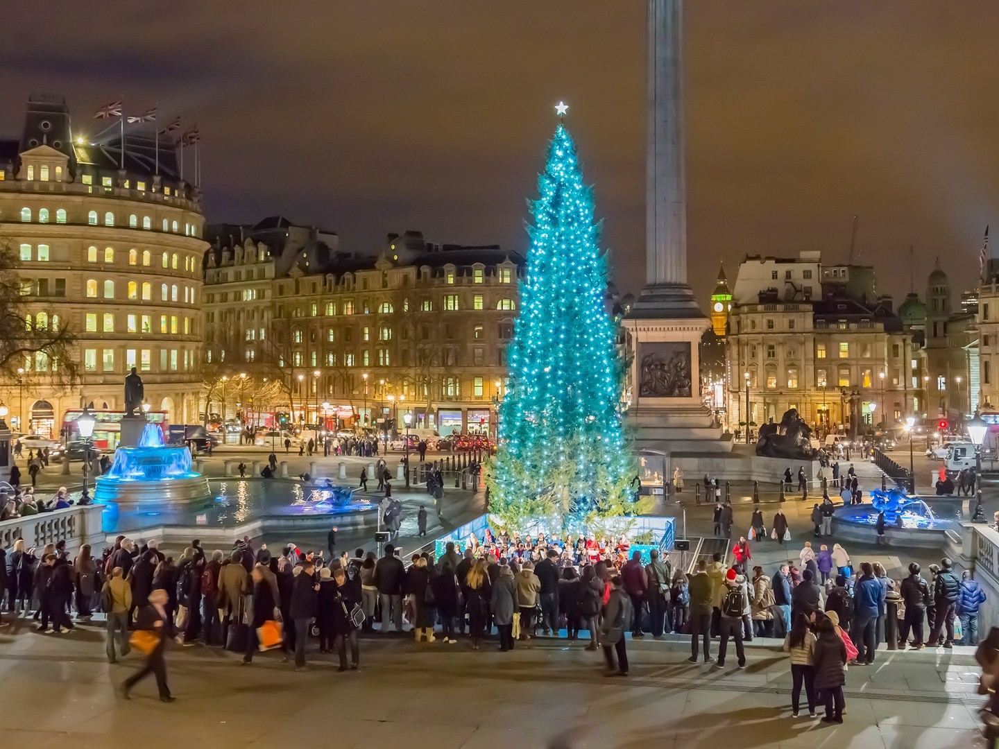 1481606787london-trafalgar-square-tree-GettyImages-455065431.jpg