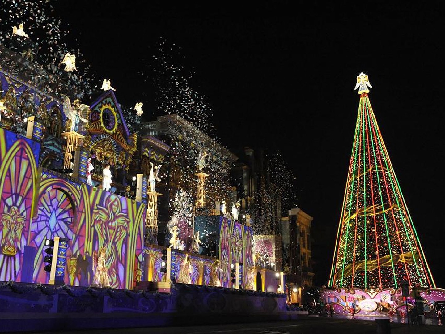 1481606833osaka-christmas-tree-GettyImages-106641487.jpg