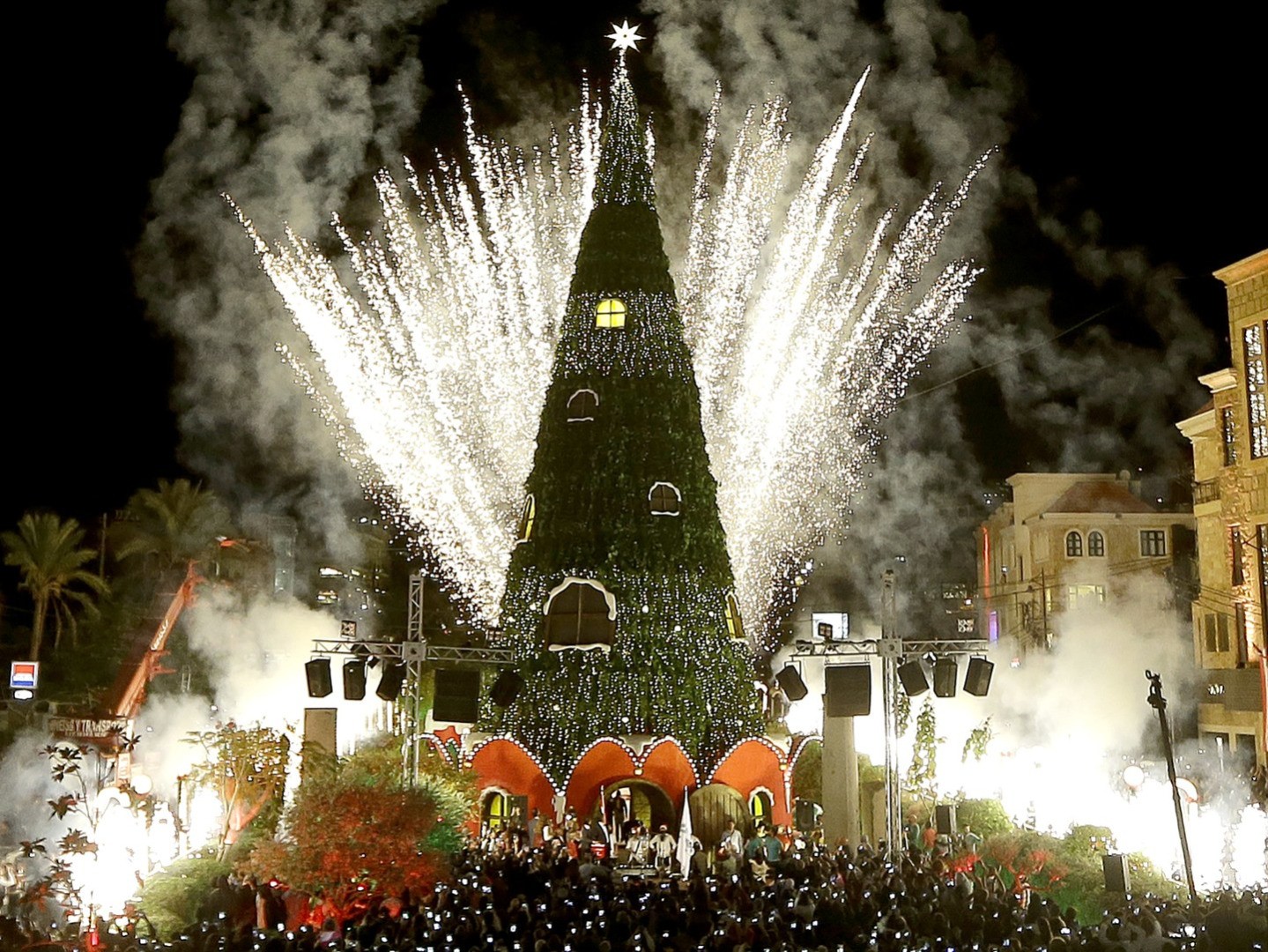 1481606882byblos-lebanon-christmas-tree-GettyImages-625569044.jpg