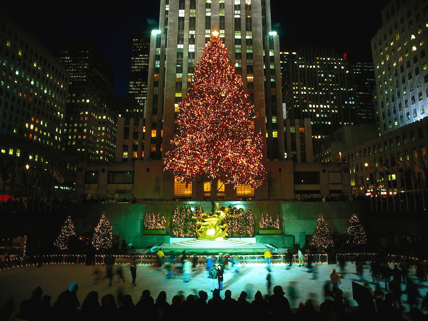 1481606929nyc-rockefeller-center-tree-GettyImages-140544437.jpg