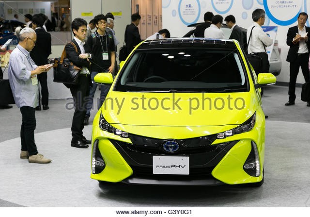 1482203399tokyo-japan-16th-june-2016-visitors-look-at-the-new-toyota-motor-corps-g3y0g1.jpg