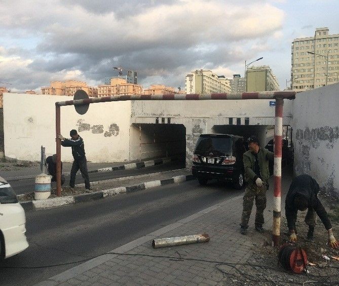 Нүхэн гарцны өндрийн хязгаарыг мөргөж унагасан жолоочийг торгожээ